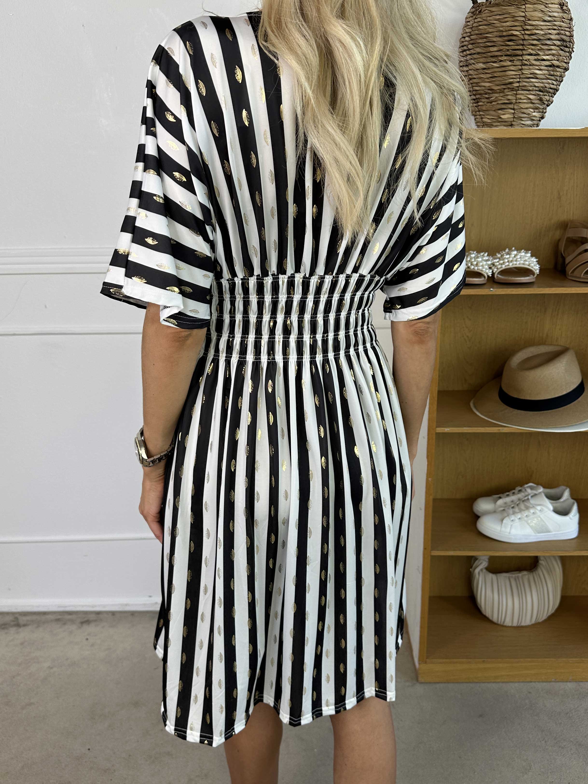 Pams Stripe Short - Randig klänning med resår och gulddetaljer